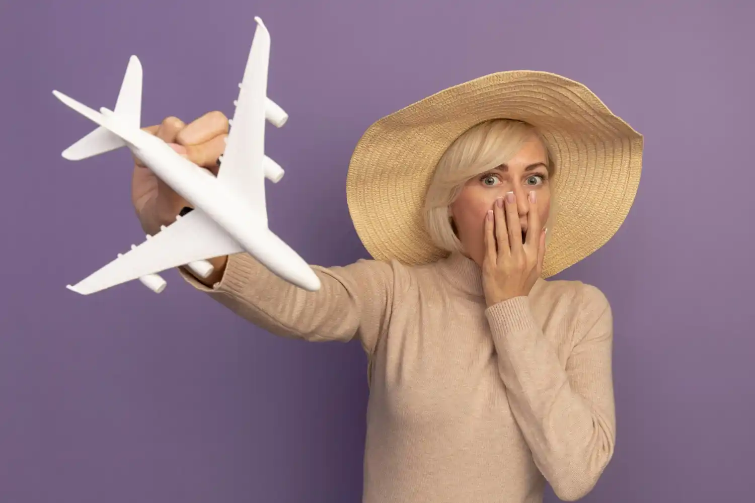 mujer sujeta modelo de avion