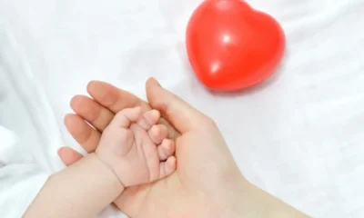 niña mano madre
