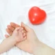 niña mano madre