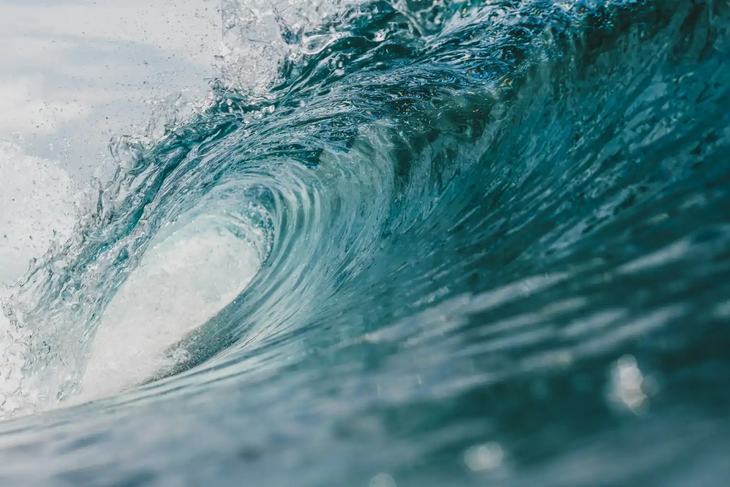 olas en una piscina