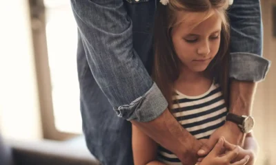 padre tiene hija con sus brazos