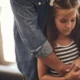 padre tiene hija con sus brazos