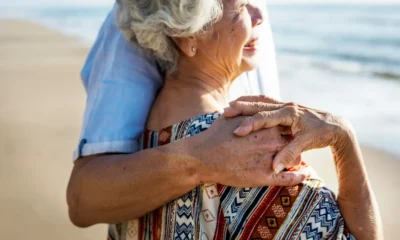 pareja de cubanos en la playa