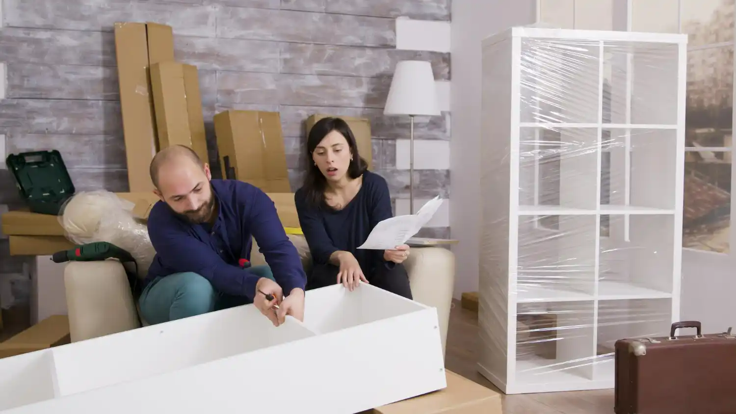 pareja eligiendo muebles