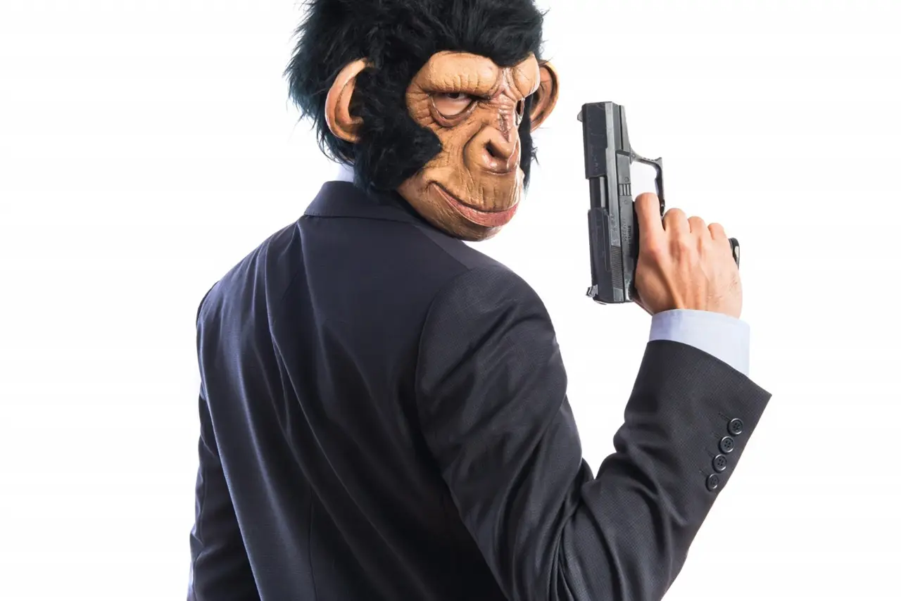 pistolero con mascara de mono
