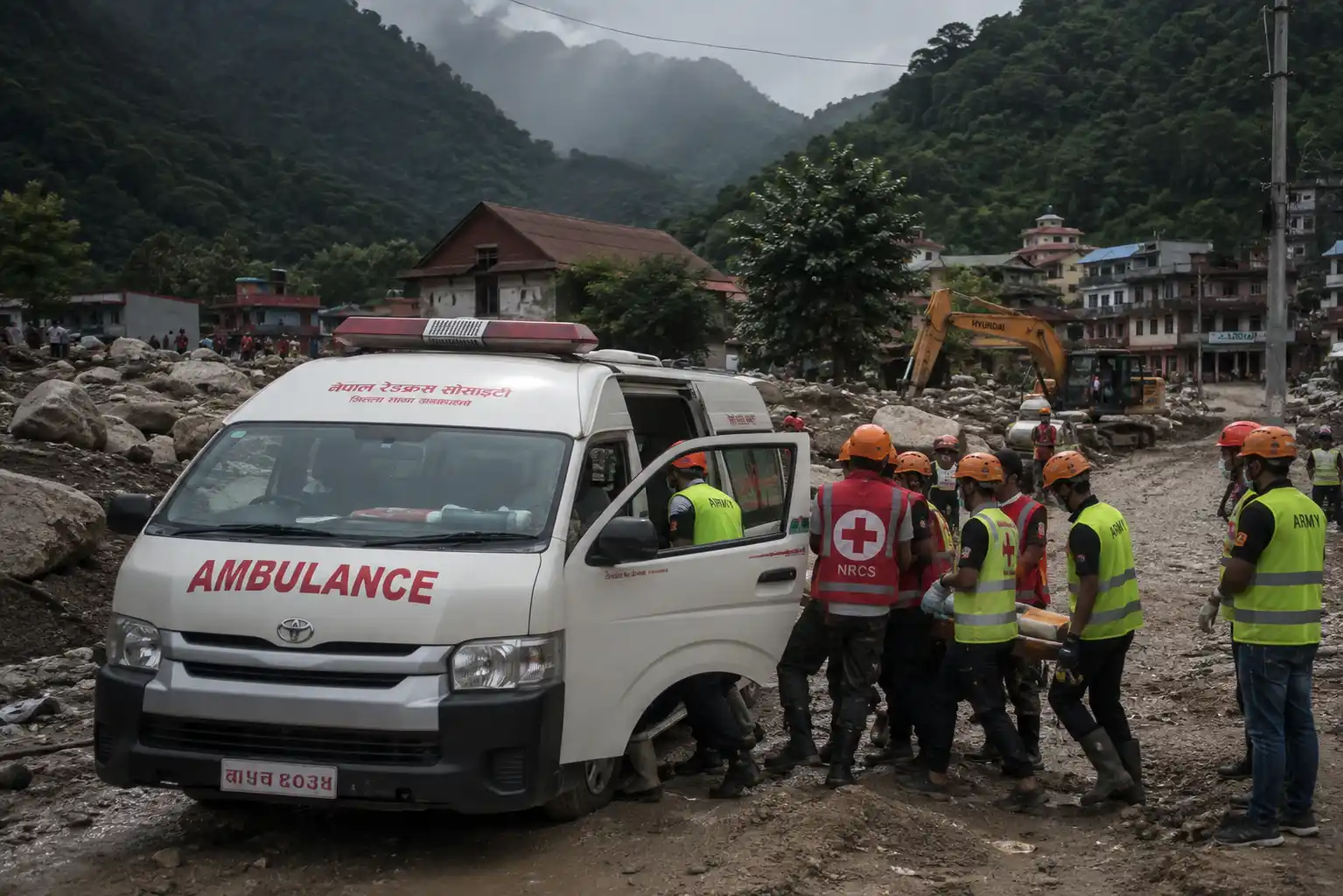 socorristas nepali ayudan a un herido