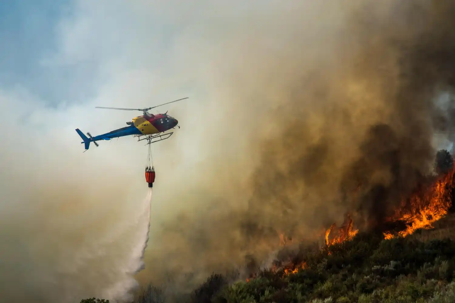 un helicóptero de bomberos apaga fuego