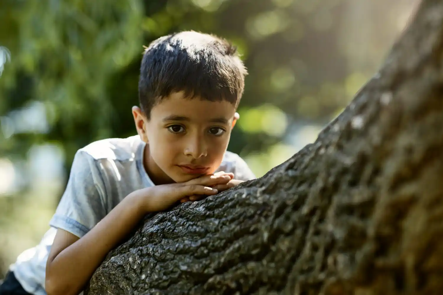 un niño a la riada de Nepal
