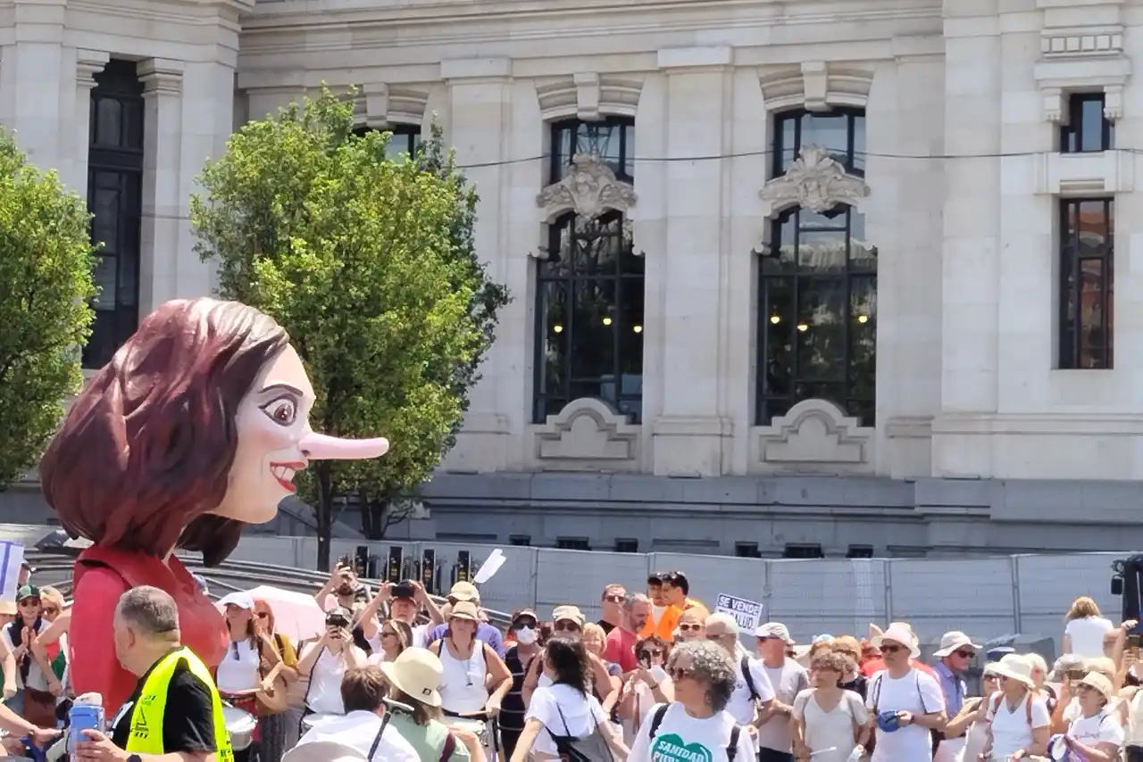 una caricatura de Ayuso en una plaza