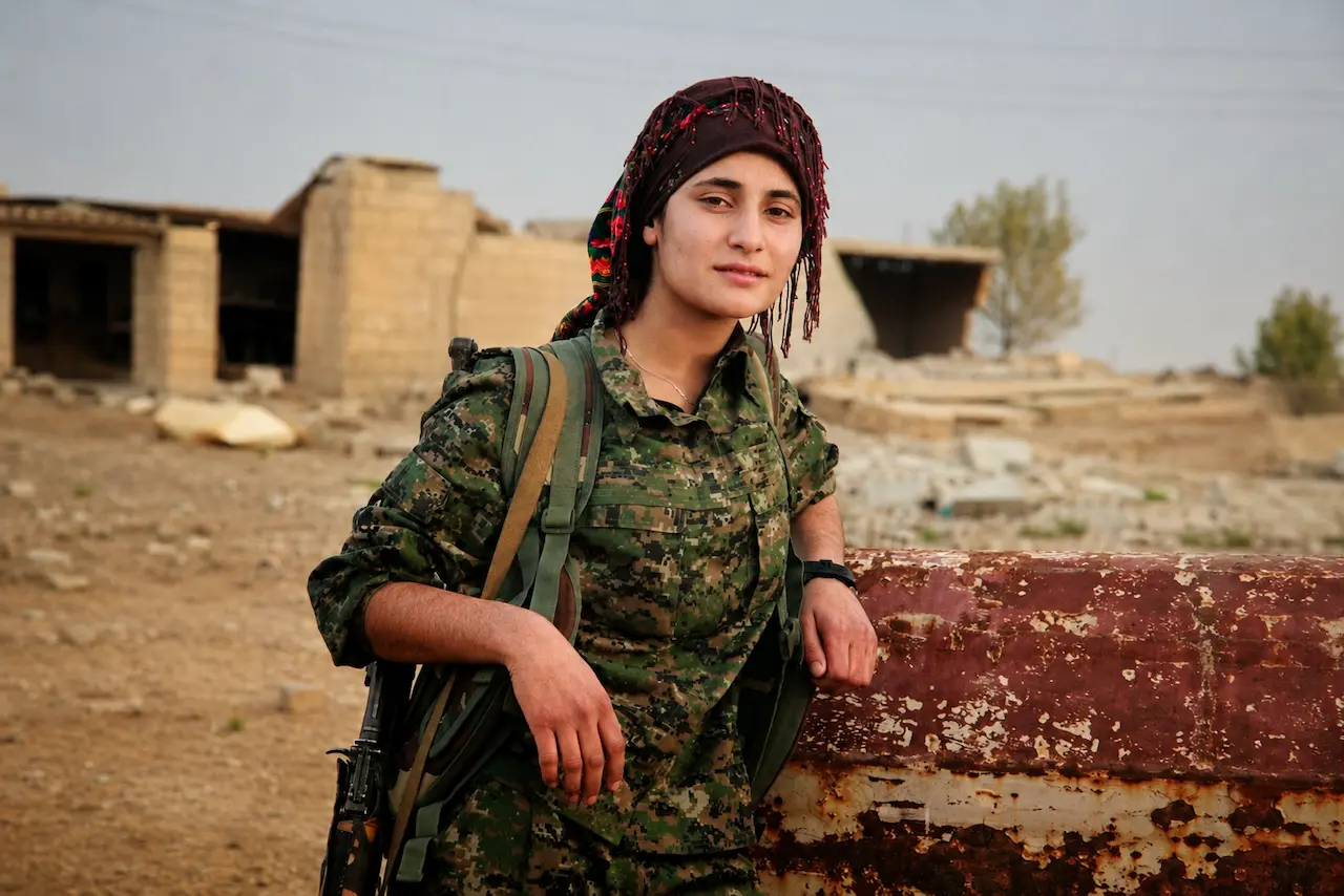 una soldado de SDF