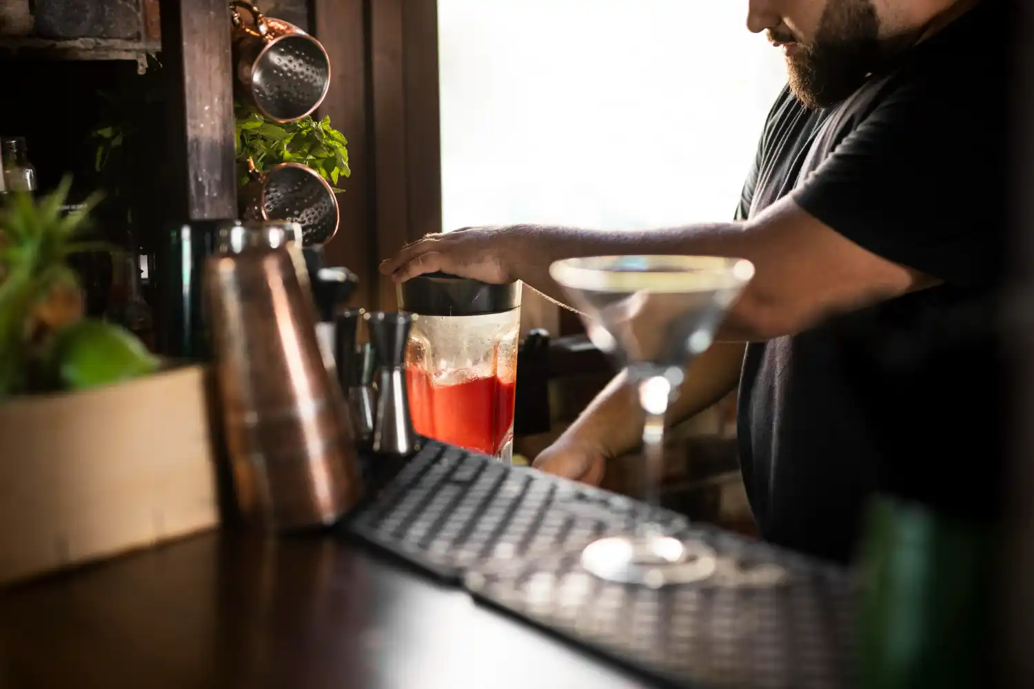 Apalean a un hostelero en su bar