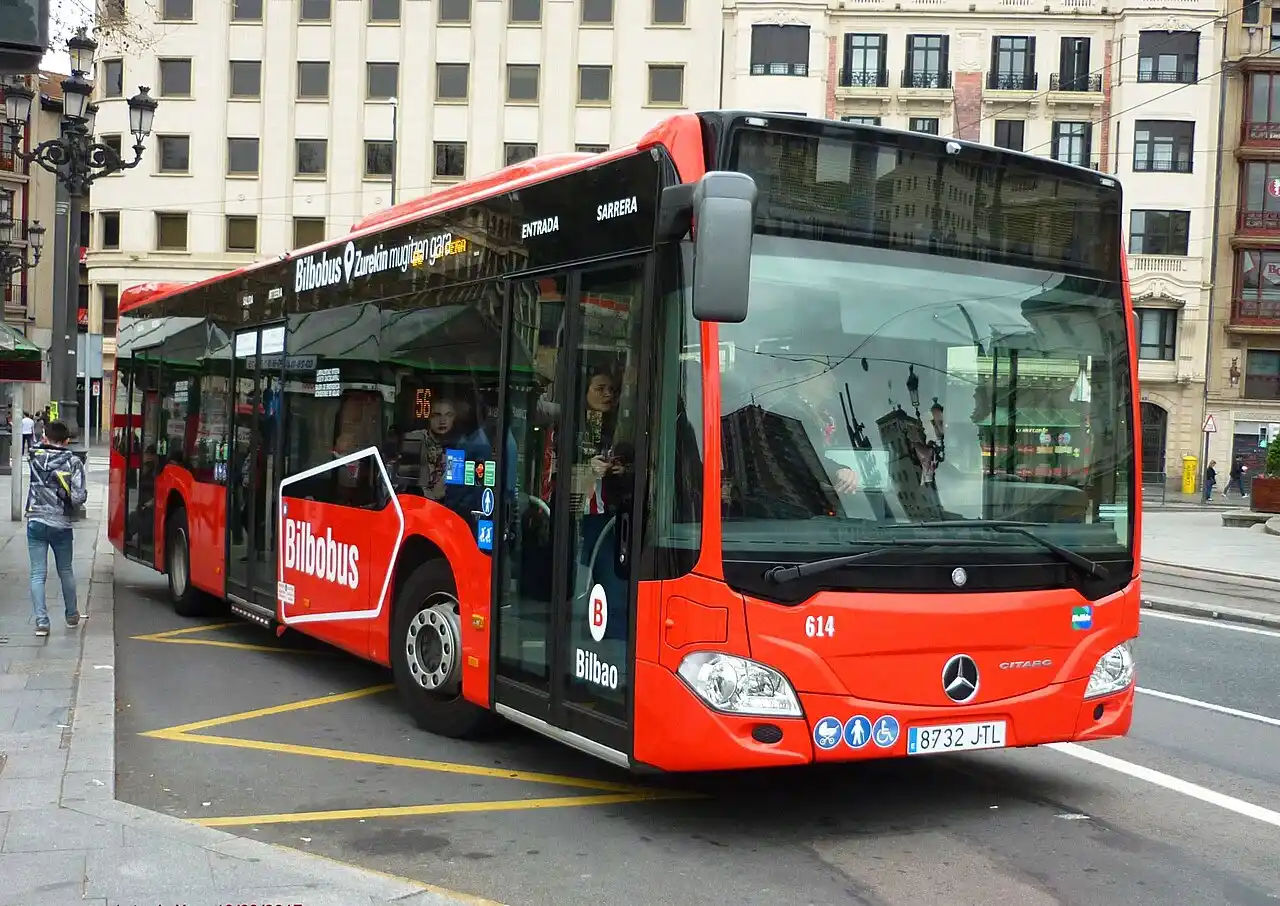 Bilbobus y tranvía chocan