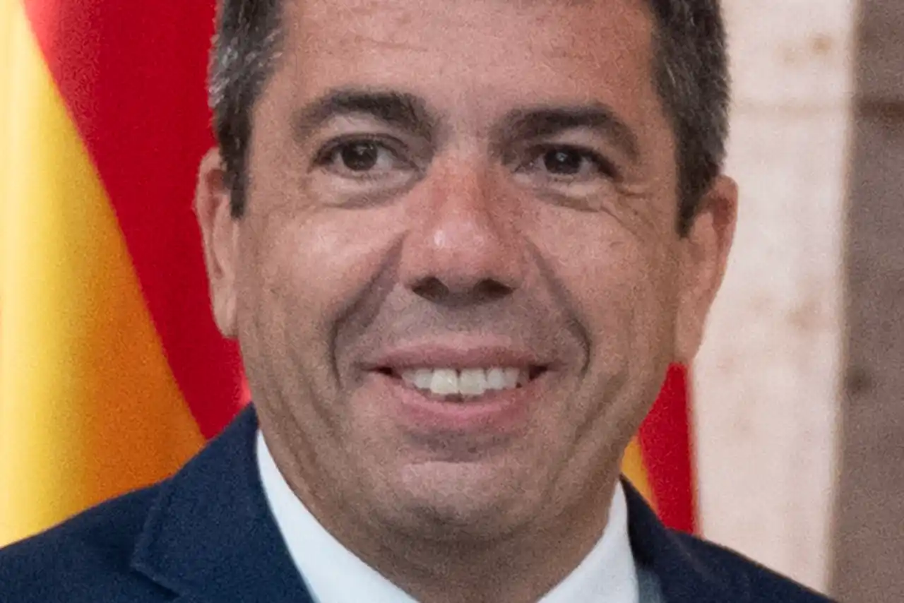 Carlos Mazon sonriente en 2025