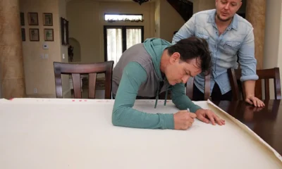 Charlie Sheen firmando un retrato