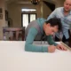 Charlie Sheen firmando un retrato