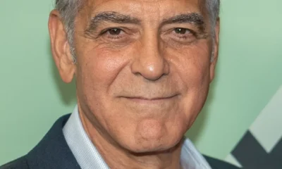 Clooney en camisa y americana