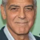 Clooney en camisa y americana