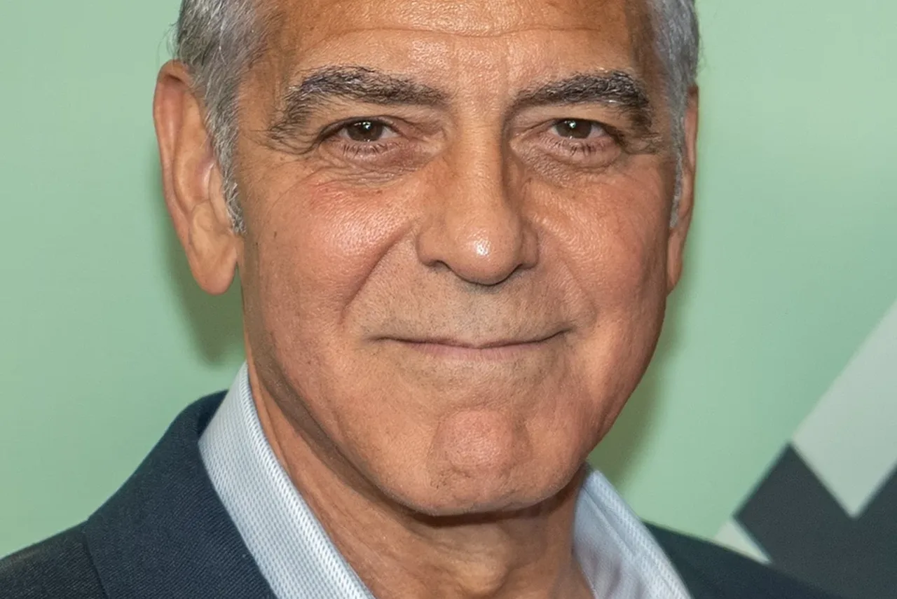 Clooney en camisa y americana