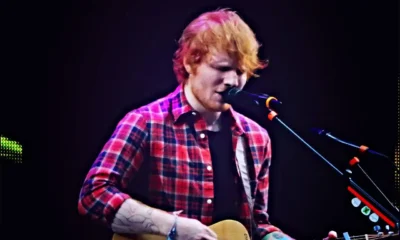 Ed Sheeran cantando en directo