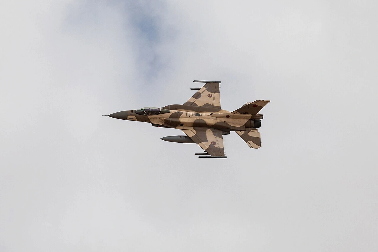 F16 de marruecos en vuelo sobre ceuta