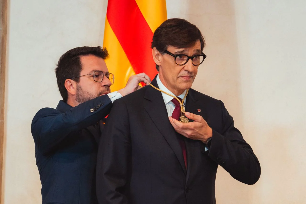 Illa recibiendo una medalla