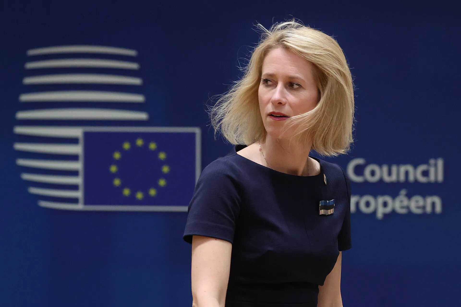 Kaja Kallas volviendo la cabeza