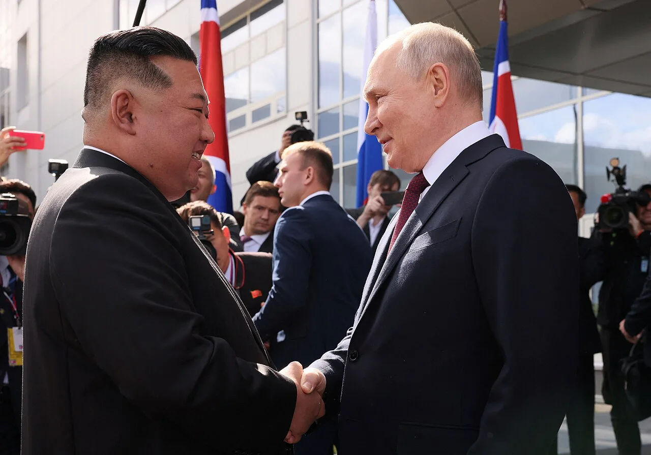 Kim Jong Un da la mano a Putin