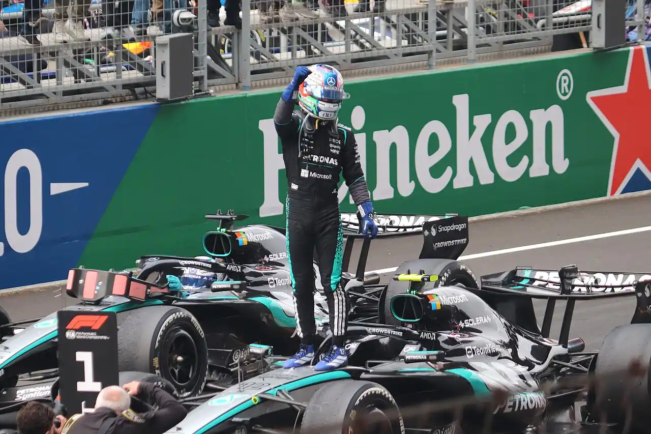 Kimi Antonelli celebrando su victoria en Monza