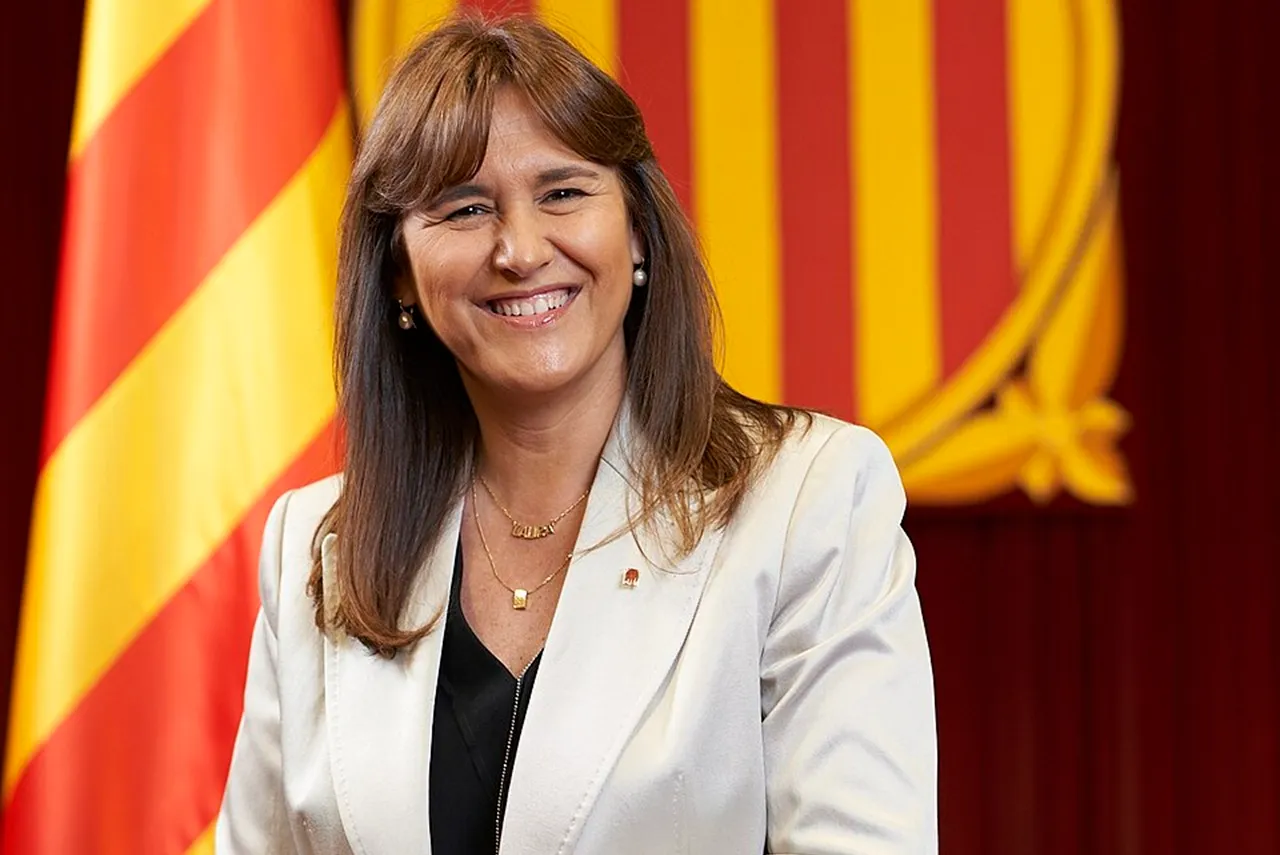Laura Borràs con banderas catalanas