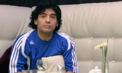 Maradona sentado en 2010