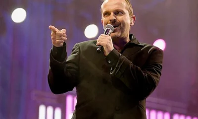 Miguel Bosé live indicando