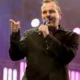 Miguel Bosé live indicando