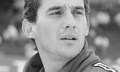 Senna en una posa seria