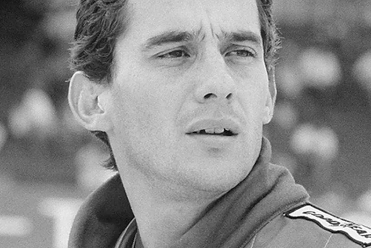 Senna en una posa seria