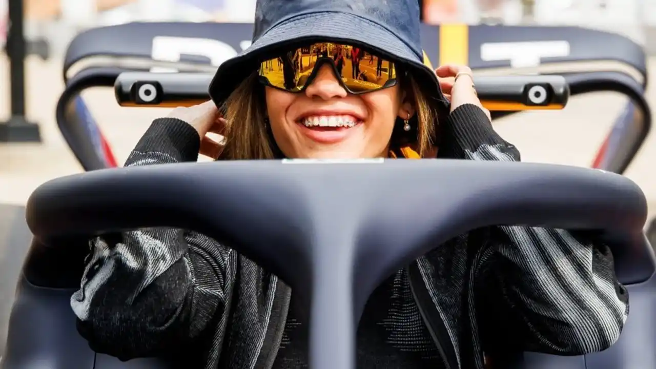 Trinity Rodman en un coche de F1