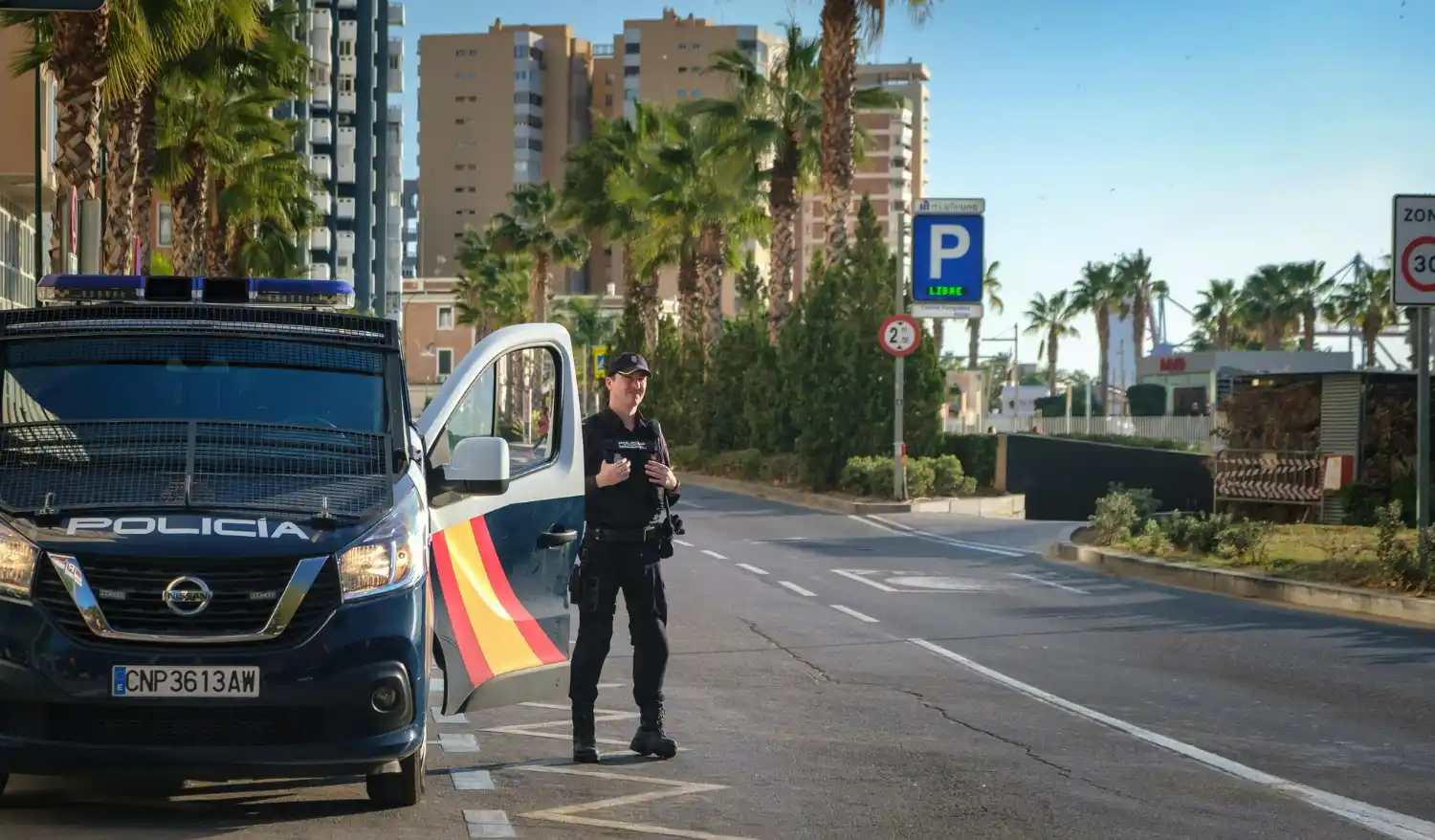 agente policia española carretera