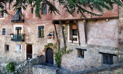 Vista de Albarracín en otoño, con sus casas rojizas y la muralla sobre la ladera