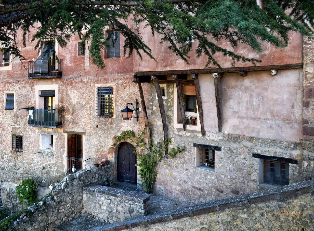 Vista de Albarracín en otoño, con sus casas rojizas y la muralla sobre la ladera