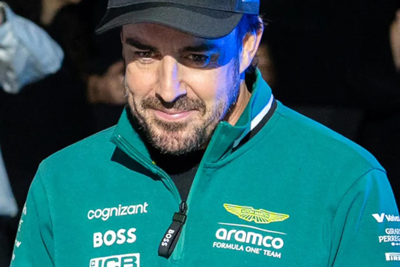 alonso con ropa aston martin