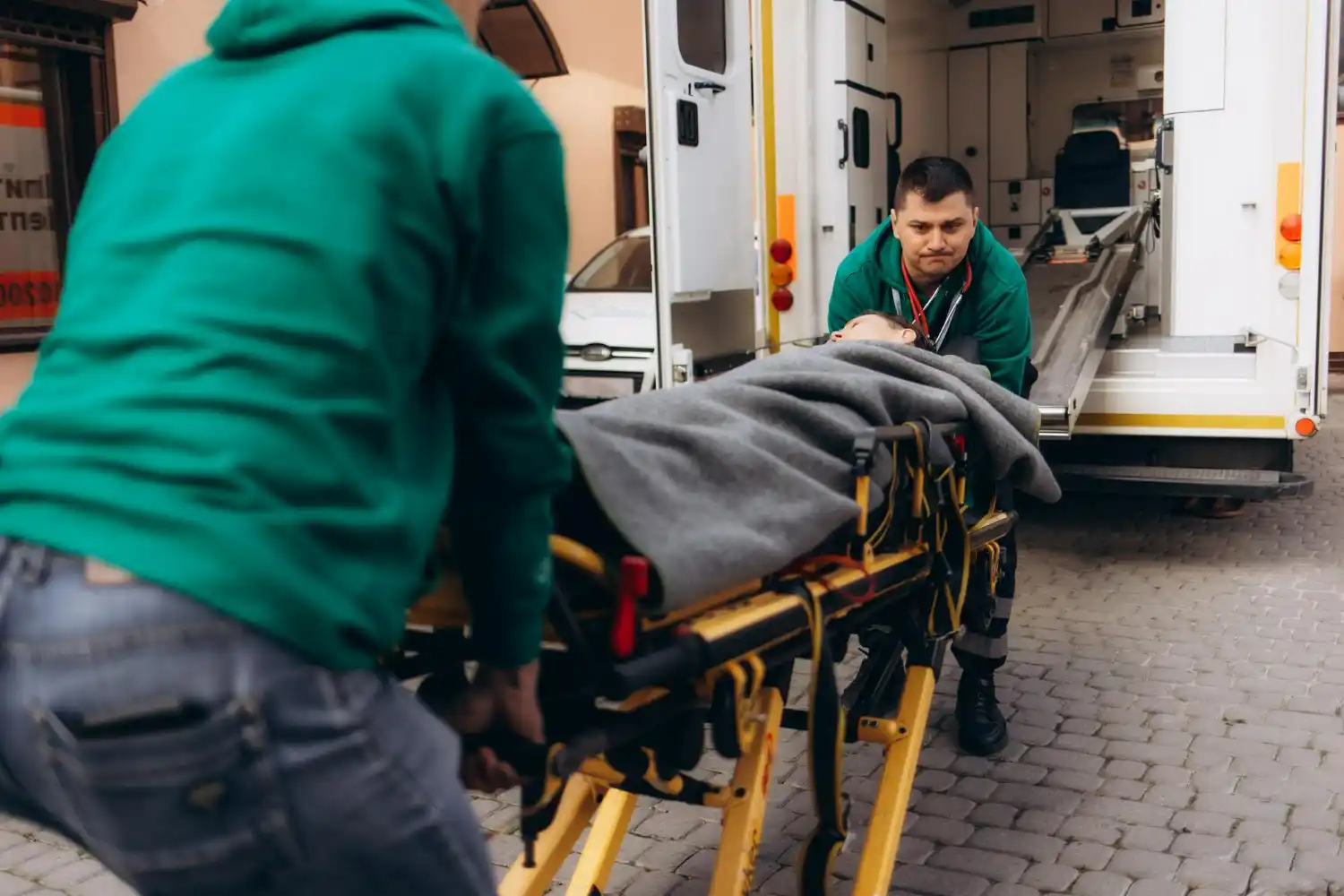 ambulanci retiran herido