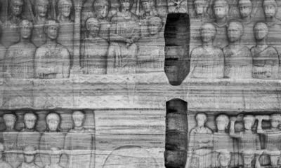 Relieve antiguo de dos figuras que unen las manos, testimonio de la larga historia del apretón de manos