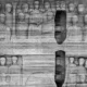 Relieve antiguo de dos figuras que unen las manos, testimonio de la larga historia del apretón de manos