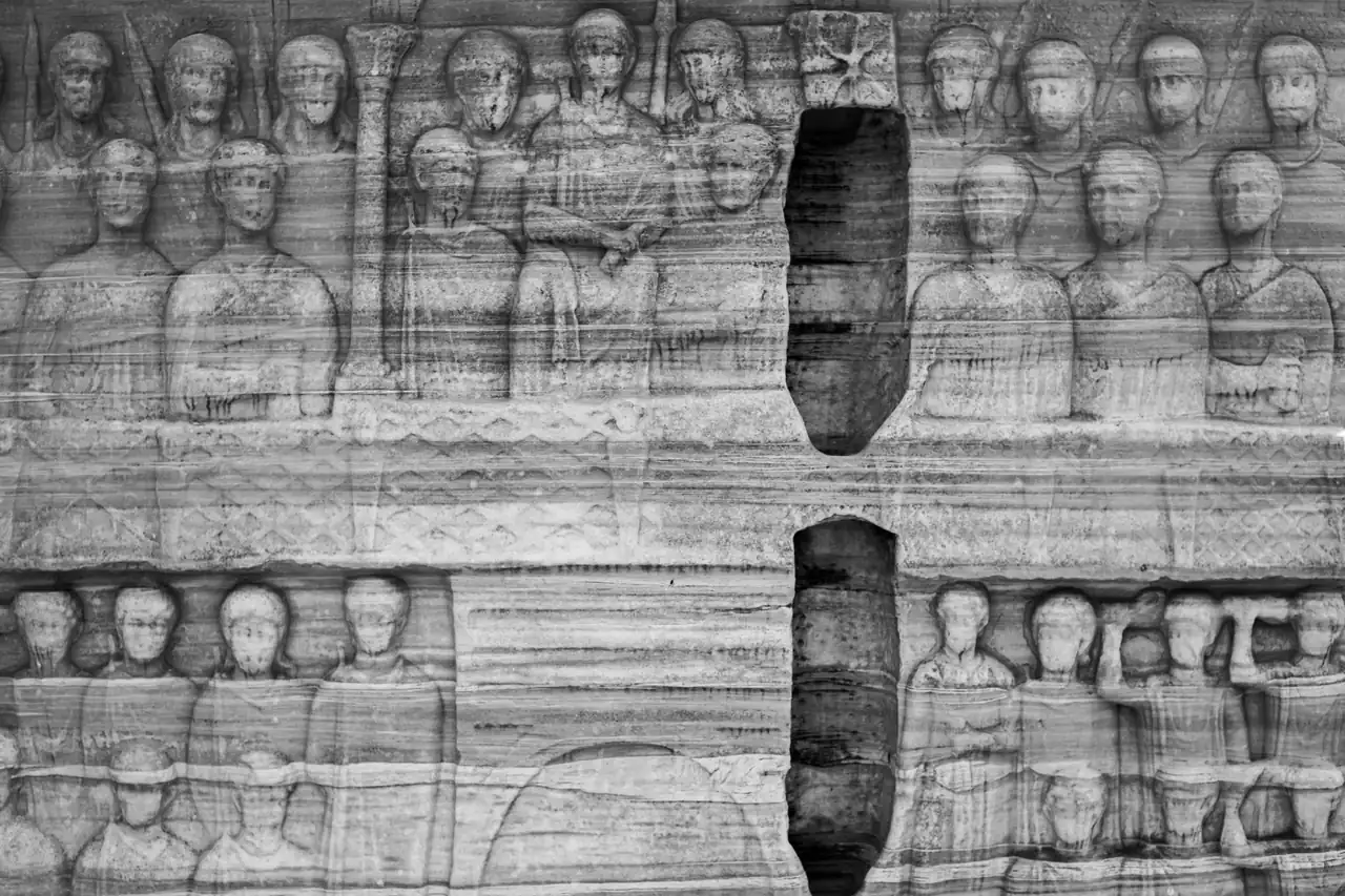 Relieve antiguo de dos figuras que unen las manos, testimonio de la larga historia del apretón de manos