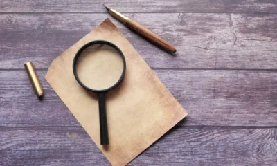Termómetro de vidrio antiguo que ilustra la historia de quién inventó el termómetro