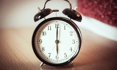 Reloj mecánico antiguo con campanas que ilustra quién inventó el despertador