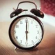 Reloj mecánico antiguo con campanas que ilustra quién inventó el despertador