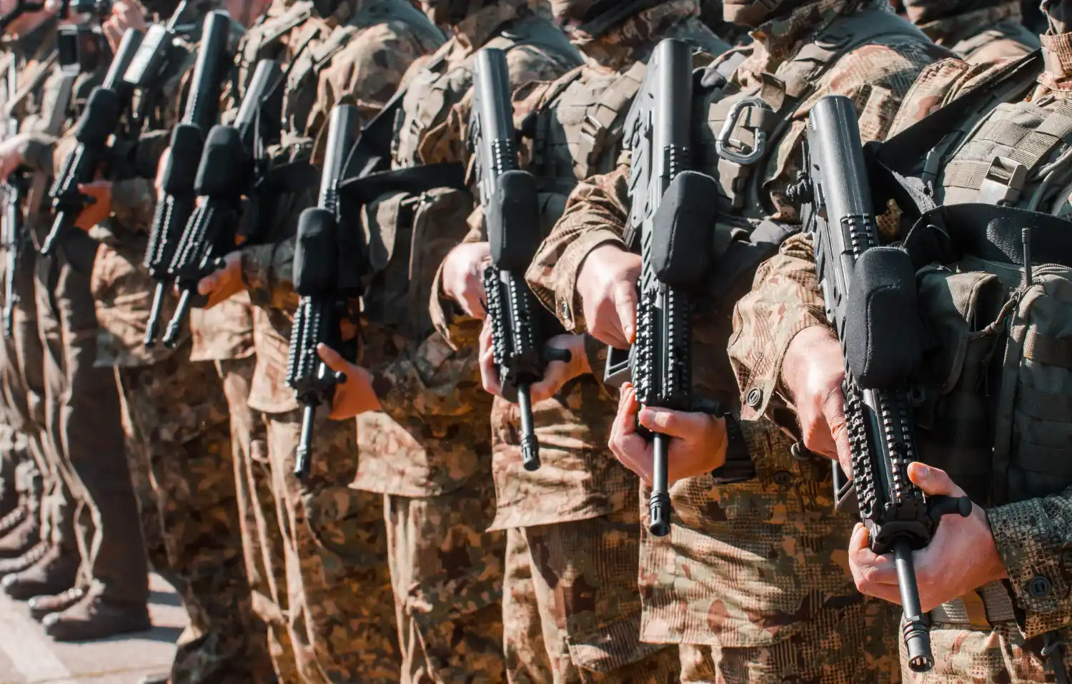 armas en mano de soldados