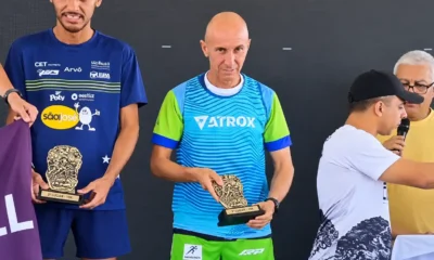 atleta subió al podio con 11 camisetas