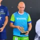 atleta subió al podio con 11 camisetas
