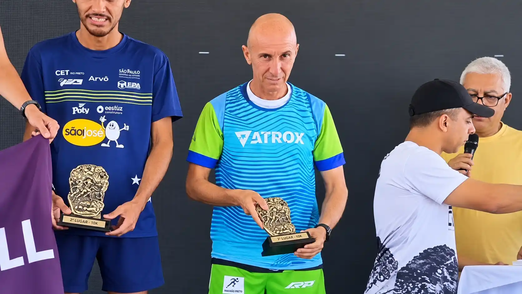 atleta subió al podio con 11 camisetas
